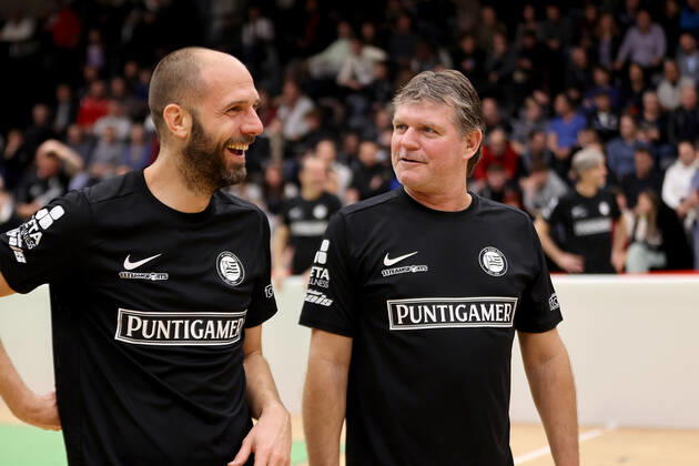 SOCCER - Lions Benefiz Turnier GRAZ,AUSTRIA,27.DEC.22 - SOCCER - Lions Benefiz Legenden Hallenfussball Turnier. Image shows Diego Rottensteiner and Hannes Reinmayr (Sturm).  GEPAxpictures xHansxOberlaender