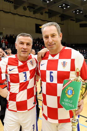 SOCCER - Lions Benefiz Turnier GRAZ,AUSTRIA,27.DEC.22 - SOCCER - Lions Benefiz Legenden Hallenfussball Turnier. Image shows Jerko Grubisic and Stipe Brnas (CRO).  GEPAxpictures xHansxOberlaender