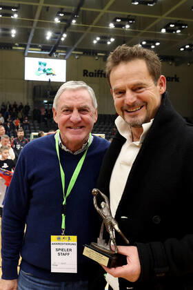 SOCCER - Lions Benefiz Turnier GRAZ,AUSTRIA,27.DEC.22 - SOCCER - Lions Benefiz Legenden Hallenfussball Turnier. Image shows Walter Schachner and Otto Konrad (DSV Leoben).  GEPAxpictures xHansxOberlaender