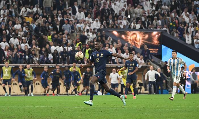 Fussball, Herren, Saison 2022 23, WM in Katar, Finale, Argentinien - Frankreich (2:2, 3:3 n. V, 4:2 i. E.) im Lusail Iconic Stadium in Lusail, Randal Kolo Muani (Frankreich) scheitert in der Verlängerung kurz vor dem Elfmeterschießen an Torwart Emiliano Martinez (nicht im Bild, Argentinien), 18.12. 2022, Copyright: xMatthiasxKochx