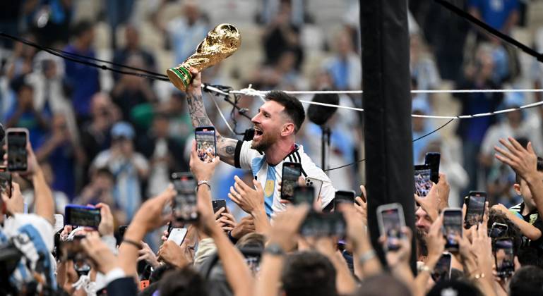 Fussball, Herren, Saison 2022 23, WM in Katar, Finale, Argentinien - Frankreich (2:2, 3:3 n. V, 4:2 i. E.) im Lusail Iconic Stadium in Lusail, Lionel Messi (Argentinien) mit Pokal, er wird lange nach Spielende im Berreich hinter dem Tor auf Schultern getragen, er wird von Fans mit dem Handy fotografiert und gefilmt, Jubel nach dem Abpfiff, 18.12. 2022, Copyright: xMatthiasxKochx