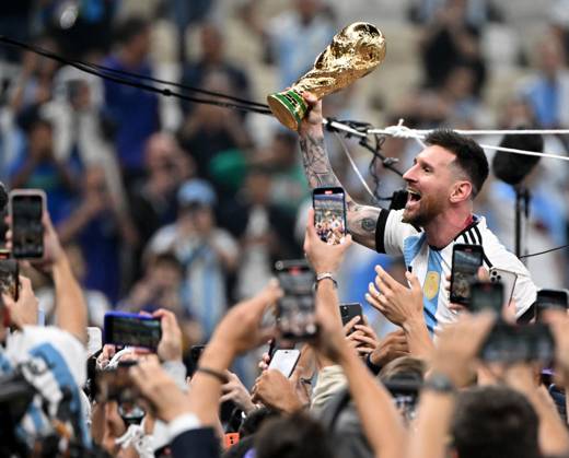 Fussball, Herren, Saison 2022 23, WM in Katar, Finale, Argentinien - Frankreich (2:2, 3:3 n. V, 4:2 i. E.) im Lusail Iconic Stadium in Lusail, Lionel Messi (Argentinien) mit Pokal, er wird lange nach Spielende im Berreich hinter dem Tor auf Schultern getragen, er wird von Fans mit dem Handy fotografiert und gefilmt, Jubel nach dem Abpfiff, 18.12. 2022, Copyright: xMatthiasxKochx
