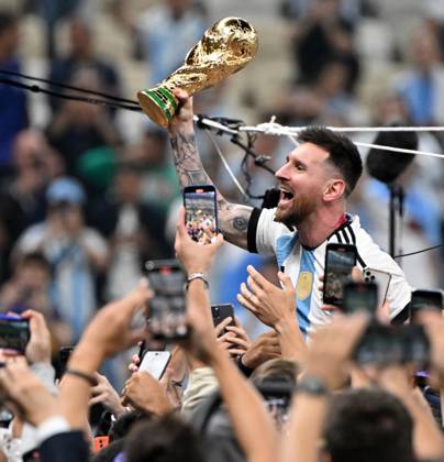 Fussball, Herren, Saison 2022 23, WM in Katar, Finale, Argentinien - Frankreich (2:2, 3:3 n. V, 4:2 i. E.) im Lusail Iconic Stadium in Lusail, Lionel Messi (Argentinien) mit Pokal, er wird lange nach Spielende im Berreich hinter dem Tor auf Schultern getragen, er wird von Fans mit dem Handy fotografiert und gefilmt, Jubel nach dem Abpfiff, 18.12. 2022, Copyright: xMatthiasxKochx