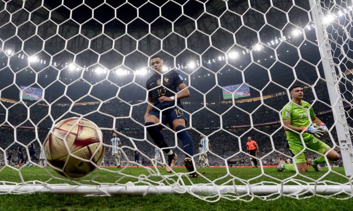 Fussball, Herren, Saison 2022 23, WM in Katar, Finale, Argentinien - Frankreich (2:2, 3:3 n. V, 4:2 i. E.) im Lusail Iconic Stadium in Lusail, v. l. Kylian Mbappe (Frankreich) holt nach seinem Tor per Elfmeter zum 2:1 den Ball aus dem Netz, Torwart Emiliano Martinez ( Argentinien), 18.12. 2022, Copyright: xMatthiasxKochx