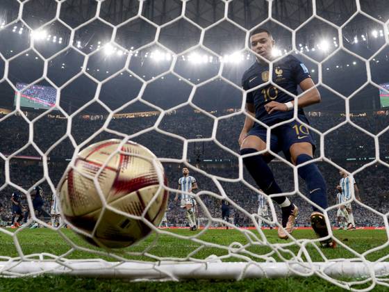 Fussball, Herren, Saison 2022 23, WM in Katar, Finale, Argentinien - Frankreich (2:2, 3:3 n. V, 4:2 i. E.) im Lusail Iconic Stadium in Lusail, v. l. Kylian Mbappe (Frankreich) holt nach seinem Tor per Elfmeter zum 2:1 den Ball aus dem Netz, 18.12. 2022, Copyright: xMatthiasxKochx