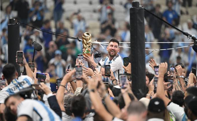 Fussball, Herren, Saison 2022 23, WM in Katar, Finale, Argentinien - Frankreich (2:2, 3:3 n. V, 4:2 i. E.) im Lusail Iconic Stadium in Lusail, Lionel Messi (Argentinien) mit Pokal, er wird lange nach Spielende im Berreich hinter dem Tor auf Schultern getragen, er wird von Fans mit dem Handy fotografiert und gefilmt, Jubel nach dem Abpfiff, 18.12. 2022, Copyright: xMatthiasxKochx