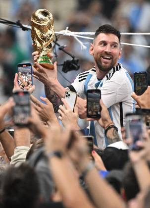 Fussball, Herren, Saison 2022 23, WM in Katar, Finale, Argentinien - Frankreich (2:2, 3:3 n. V, 4:2 i. E.) im Lusail Iconic Stadium in Lusail, Lionel Messi (Argentinien) mit Pokal, er wird lange nach Spielende im Berreich hinter dem Tor auf Schultern getragen, er wird von Fans mit dem Handy fotografiert und gefilmt, Jubel nach dem Abpfiff, 18.12. 2022, Copyright: xMatthiasxKochx