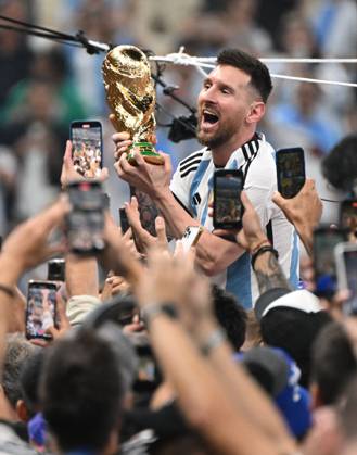 Fussball, Herren, Saison 2022 23, WM in Katar, Finale, Argentinien - Frankreich (2:2, 3:3 n. V, 4:2 i. E.) im Lusail Iconic Stadium in Lusail, Lionel Messi (Argentinien) mit Pokal, er wird lange nach Spielende im Berreich hinter dem Tor auf Schultern getragen, er wird von Fans mit dem Handy fotografiert und gefilmt, Jubel nach dem Abpfiff, 18.12. 2022, Copyright: xMatthiasxKochx