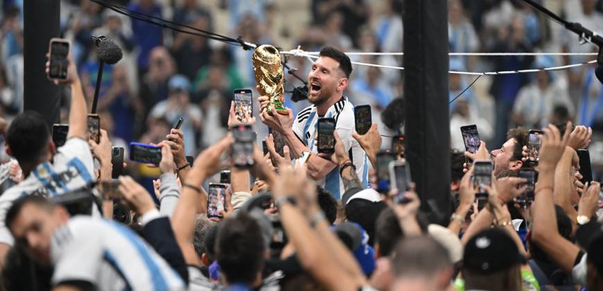 Fussball, Herren, Saison 2022 23, WM in Katar, Finale, Argentinien - Frankreich (2:2, 3:3 n. V, 4:2 i. E.) im Lusail Iconic Stadium in Lusail, Lionel Messi (Argentinien) mit Pokal, er wird lange nach Spielende im Berreich hinter dem Tor auf Schultern getragen, er wird von Fans mit dem Handy fotografiert und gefilmt, Jubel nach dem Abpfiff, 18.12. 2022, Copyright: xMatthiasxKochx