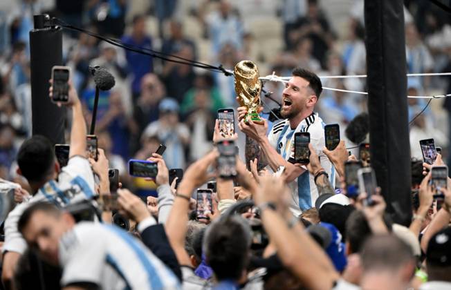Fussball, Herren, Saison 2022 23, WM in Katar, Finale, Argentinien - Frankreich (2:2, 3:3 n. V, 4:2 i. E.) im Lusail Iconic Stadium in Lusail, Lionel Messi (Argentinien) mit Pokal, er wird lange nach Spielende im Berreich hinter dem Tor auf Schultern getragen, er wird von Fans mit dem Handy fotografiert und gefilmt, Jubel nach dem Abpfiff, 18.12. 2022, Copyright: xMatthiasxKochx