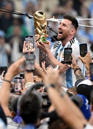 Fussball, Herren, Saison 2022 23, WM in Katar, Finale, Argentinien - Frankreich (2:2, 3:3 n. V, 4:2 i. E.) im Lusail Iconic Stadium in Lusail, Lionel Messi (Argentinien) mit Pokal, er wird lange nach Spielende im Berreich hinter dem Tor auf Schultern getragen, er wird von Fans mit dem Handy fotografiert und gefilmt, Jubel nach dem Abpfiff, 18.12. 2022, Copyright: xMatthiasxKochx