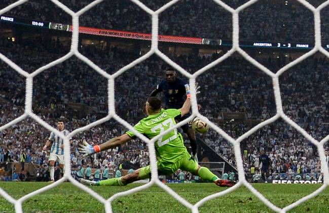 Fussball, Herren, Saison 2022 23, WM in Katar, Finale, Argentinien - Frankreich (2:2, 3:3 n. V, 4:2 i. E.) im Lusail Iconic Stadium in Lusail, Randal Kolo Muani (r., Frankreich) scheitert in der Verlängerung kurz vor dem Elfmeterschießen an Torwart Emiliano Martinez ( Argentinien), 18.12. 2022, Copyright: xMatthiasxKochx