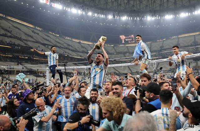 (230110) -- BEIJING, Jan. 10, 2023 -- Lionel Messi (top, 2nd L) of Argentina celebrates with the World Cup Trophy after the awarding ceremony of the 2022 FIFA World Cup, WM, Weltmeisterschaft, Fussball at Lusail Stadium in Lusail, Qatar, Dec. 18, 2022. ) (SP)XINHUA-PICTURES OF THE YEAR 2022 CaoxCan 