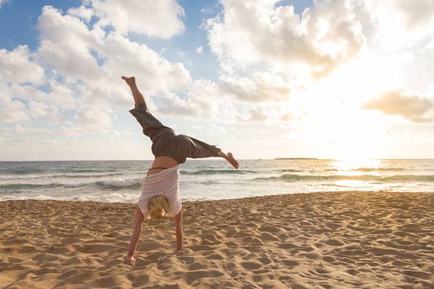 Free Happy Woman Turning Cartwheel Enjoying Sunset on Sandy Beach. Relaxed woman enjoying sun, freedom and life turning cartwheel on beautiful beach in sunset. Young lady feeling free, relaxed and happy. Vacations, freedom, happiness, enjoyment and well being. (License=RF) 10926912 Copyright: xZoonar.com MatejxKastelicx 10926912 ,model released, Symbolfoto ,property released