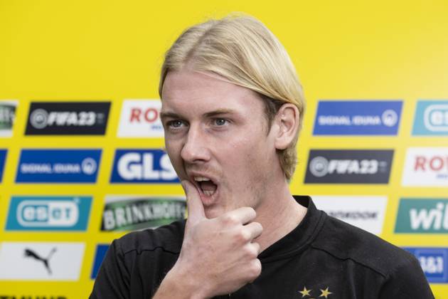 Sport Bilder des Tages Fußball: 1. Bundesliga, Saison 2022 2023, Testspiel Borussia Dortmund - Fortuna Düsseldorf am 10.01.2023 in Marbella (Spanien). Julian Brandt stellt sich in der Medienrunde den Fragen der Journalisten Copyright: xKirchner MarcoxSteinbrennerx