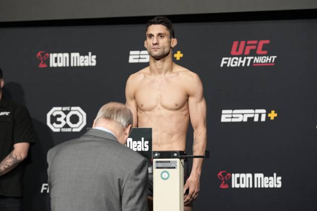 January 13, 2023, Las Vegas, NV, LAS VEGAS, NV, United States: LAS VEGAS, NV - JANUARY 13: Allan Nascimento steps on the scale for the official weigh-ins at UFC Apex for UFC Fight Night - Vegas 67 - Strickland vs Imavov - Weigh-ins on January 13, 2023 in Las Vegas, NV, United States. Las Vegas, NV United States - ZUMAp175 20230113_zsa_p175_047 Copyright: xLouisxGrassex