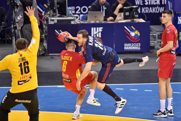 2023.01.18 Krakow Pilka reczna mezczyzn, sezon 2022 2023, Mistrzostwa Swiata 2023 Francja - Czarnogora N z Nebojsa Simic, Milos Vujovic, Kentin Mahe, Vasilje Kaludjerovic Foto Krzysztof Porebski PressFocus 2023.01.18 Krakow Handball, 2022 23 season, 28th Men s World Championship, WM, Weltmeisterschaft France - Montenegro Nebojsa Simic, Milos Vujovic, Kentin Mahe, Vasilje Kaludjerovic Credit: Krzysztof Porebski PressFocus NEWSPIX.PL --- Newspix.pl 20230118PF_KP224
