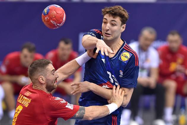2023.01.18 Krakow Pilka reczna mezczyzn, sezon 2022 2023, Mistrzostwa Swiata 2023 Francja - Czarnogora N z Vuk Lazovic, Thibaud Briet Foto Krzysztof Porebski PressFocus 2023.01.18 Krakow Handball, 2022 23 season, 28th Men s World Championship, WM, Weltmeisterschaft France - Montenegro Vuk Lazovic, Thibaud Briet Credit: Krzysztof Porebski PressFocus NEWSPIX.PL --- Newspix.pl  20230118PF_KP227
