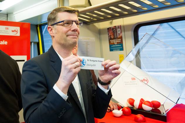 Matthias Schoeck (wfv-Praesident ) mit Stuttgarter Kickers - Auslosung GER, Stuttgart, Auslosung für die Viertelfinal- und Halbfinal-Partien im DB Regio-wfv-Pokal der Herren 2022 23, 20.01.2023, Hauptbahnhof Stuttgart. Gleis 1 in einem Elektrotriebwagen der Baureihe 442 von Bombardier, der üblicherweise auf der Gäu- bzw. Murrbahn verkehrt. GER, Stuttgart, DB Regio-wfv-Pokal der Herren 2022 23 Copyright: xSandyxDinkelackerx EP_SDR