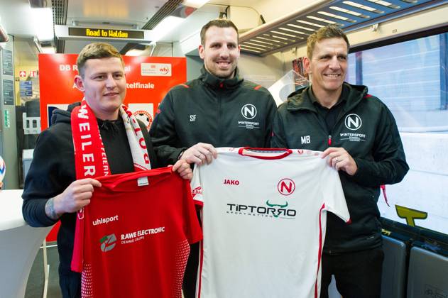 Vereinsvertreter der Auslosung mit Trikots GER, Stuttgart, Auslosung für die Viertelfinal- und Halbfinal-Partien im DB Regio-wfv-Pokal der Herren 2022 23, 20.01.2023, Hauptbahnhof Stuttgart. Gleis 1 in einem Elektrotriebwagen der Baureihe 442 von Bombardier, der üblicherweise auf der Gäu- bzw. Murrbahn verkehrt. GER, Stuttgart, DB Regio-wfv-Pokal der Herren 2022 23 Copyright: xSandyxDinkelackerx EP_SDR