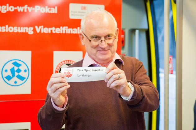 Harald Mueller (wfv-Spielausschuss- Vorsitzender) GER, Stuttgart, Auslosung für die Viertelfinal- und Halbfinal-Partien im DB Regio-wfv-Pokal der Herren 2022 23, 20.01.2023, Hauptbahnhof Stuttgart. Gleis 1 in einem Elektrotriebwagen der Baureihe 442 von Bombardier, der ueblicherweise auf der Gäu- bzw. Murrbahn verkehrt. GER, Stuttgart, DB Regio-wfv-Pokal der Herren 2022 23 Copyright: xSandyxDinkelackerx EP_SDR