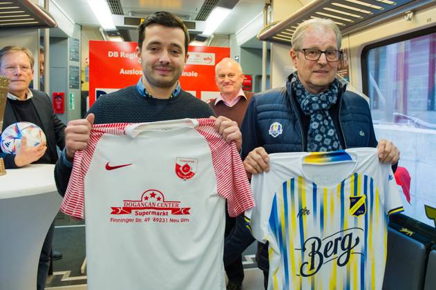 Vereinsvertreter der Auslosung mit Trikots: Tuerkspor Neu-Ulm re: SSV Ehingen. Sued GER, Stuttgart, Auslosung für die Viertelfinal- und Halbfinal-Partien im DB Regio-wfv-Pokal der Herren 2022 23, 20.01.2023, Hauptbahnhof Stuttgart. Gleis 1 in einem Elektrotriebwagen der Baureihe 442 von Bombardier, der üblicherweise auf der Gäu- bzw. Murrbahn verkehrt. GER, Stuttgart, DB Regio-wfv-Pokal der Herren 2022 23 Copyright: xSandyxDinkelackerx EP_SDR