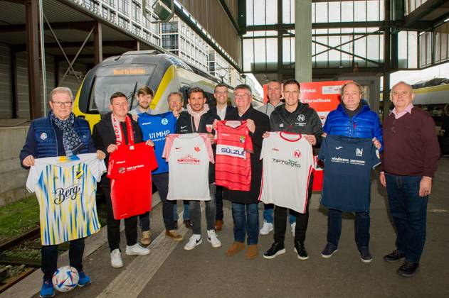 Mannschaftsvertreter mit Mitte: Matthias Schoeck (wfv-Praesident )und re: Harald Mueller (wfv-Spielausschuss- Vorsitzender) GER, Stuttgart, Auslosung für die Viertelfinal- und Halbfinal-Partien im DB Regio-wfv-Pokal der Herren 2022 23, 20.01.2023, Hauptbahnhof Stuttgart. Gleis 1 in einem Elektrotriebwagen der Baureihe 442 von Bombardier, der üblicherweise auf der Gäu- bzw. Murrbahn verkehrt. GER, Stuttgart, DB Regio-wfv-Pokal der Herren 2022 23 Copyright: xSandyxDinkelackerx EP_SDR