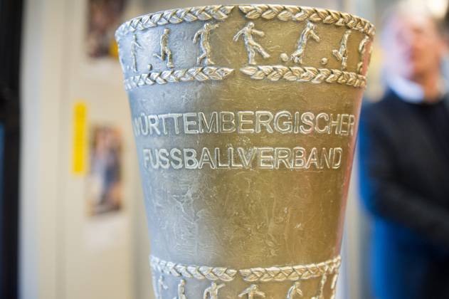 Pokal GER, Stuttgart, Auslosung für die Viertelfinal- und Halbfinal-Partien im DB Regio-wfv-Pokal der Herren 2022 23, 20.01.2023, Hauptbahnhof Stuttgart. Gleis 1 in einem Elektrotriebwagen der Baureihe 442 von Bombardier, der üblicherweise auf der Gäu- bzw. Murrbahn verkehrt. GER, Stuttgart, DB Regio-wfv-Pokal der Herren 2022 23 Copyright: xSandyxDinkelackerx EP_SDR