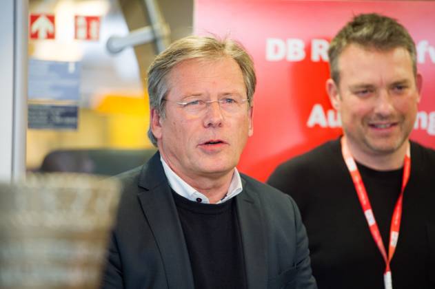 David Weltzien (Vorsitzender Regionalleitung DB Regio AG) GER, Stuttgart, Auslosung für die Viertelfinal- und Halbfinal-Partien im DB Regio-wfv-Pokal der Herren 2022 23, 20.01.2023, Hauptbahnhof Stuttgart. Gleis 1 in einem Elektrotriebwagen der Baureihe 442 von Bombardier, der üblicherweise auf der Gäu- bzw. Murrbahn verkehrt. GER, Stuttgart, DB Regio-wfv-Pokal der Herren 2022 23 Copyright: xSandyxDinkelackerx EP_SDR