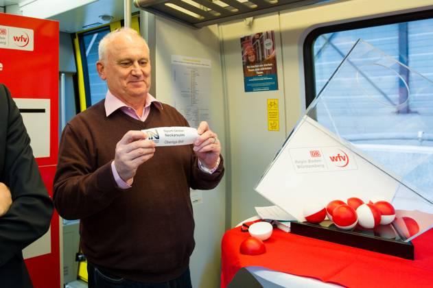 Harald Mueller (wfv-Spielausschuss- Vorsitzender) GER, Stuttgart, Auslosung für die Viertelfinal- und Halbfinal-Partien im DB Regio-wfv-Pokal der Herren 2022 23, 20.01.2023, Hauptbahnhof Stuttgart. Gleis 1 in einem Elektrotriebwagen der Baureihe 442 von Bombardier, der ueblicherweise auf der Gäu- bzw. Murrbahn verkehrt. GER, Stuttgart, DB Regio-wfv-Pokal der Herren 2022 23 Copyright: xSandyxDinkelackerx EP_SDR
