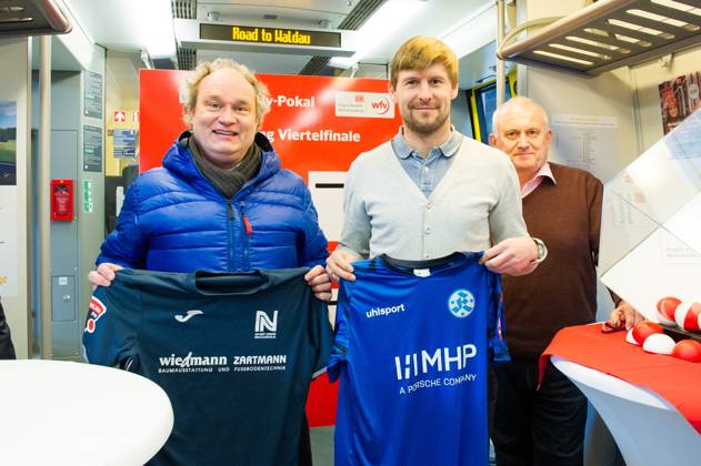 Mannschaftsvertreter Union Neckarsulm und Stuttgarter Kickers der Auslosung mit Trikots GER, Stuttgart, Auslosung für die Viertelfinal- und Halbfinal-Partien im DB Regio-wfv-Pokal der Herren 2022 23, 20.01.2023, Hauptbahnhof Stuttgart. Gleis 1 in einem Elektrotriebwagen der Baureihe 442 von Bombardier, der üblicherweise auf der Gäu- bzw. Murrbahn verkehrt. GER, Stuttgart, DB Regio-wfv-Pokal der Herren 2022 23 Copyright: xSandyxDinkelackerx EP_SDR