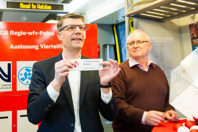 Matthias Schoeck (wfv-Praesident ) mit Normannia Gmuend - Auslosung GER, Stuttgart, Auslosung für die Viertelfinal- und Halbfinal-Partien im DB Regio-wfv-Pokal der Herren 2022 23, 20.01.2023, Hauptbahnhof Stuttgart. Gleis 1 in einem Elektrotriebwagen der Baureihe 442 von Bombardier, der üblicherweise auf der Gäu- bzw. Murrbahn verkehrt. GER, Stuttgart, DB Regio-wfv-Pokal der Herren 2022 23 Copyright: xSandyxDinkelackerx EP_SDR
