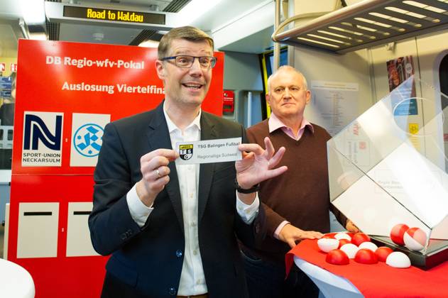 Matthias Schoeck (wfv-Praesident ) mit TSG Balingen - Auslosung GER, Stuttgart, Auslosung für die Viertelfinal- und Halbfinal-Partien im DB Regio-wfv-Pokal der Herren 2022 23, 20.01.2023, Hauptbahnhof Stuttgart. Gleis 1 in einem Elektrotriebwagen der Baureihe 442 von Bombardier, der üblicherweise auf der Gäu- bzw. Murrbahn verkehrt. GER, Stuttgart, DB Regio-wfv-Pokal der Herren 2022 23 Copyright: xSandyxDinkelackerx EP_SDR