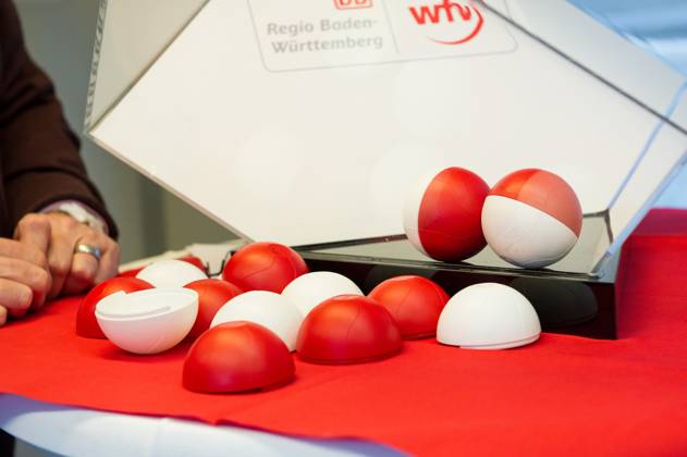 Feature: Auslosungsbaelle an Lostrommel GER, Stuttgart, Auslosung für die Viertelfinal- und Halbfinal-Partien im DB Regio-wfv-Pokal der Herren 2022 23, 20.01.2023, Hauptbahnhof Stuttgart. Gleis 1 in einem Elektrotriebwagen der Baureihe 442 von Bombardier, der üblicherweise auf der Gäu- bzw. Murrbahn verkehrt. GER, Stuttgart, DB Regio-wfv-Pokal der Herren 2022 23 Copyright: xSandyxDinkelackerx EP_SDR