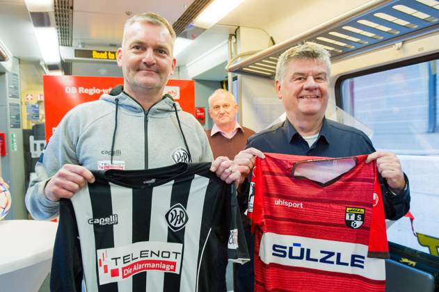 Vereinsvertreter der Auslosung mit Trikots GER, Stuttgart, Auslosung für die Viertelfinal- und Halbfinal-Partien im DB Regio-wfv-Pokal der Herren 2022 23, 20.01.2023, Hauptbahnhof Stuttgart. Gleis 1 in einem Elektrotriebwagen der Baureihe 442 von Bombardier, der üblicherweise auf der Gäu- bzw. Murrbahn verkehrt. GER, Stuttgart, DB Regio-wfv-Pokal der Herren 2022 23 Copyright: xSandyxDinkelackerx EP_SDR