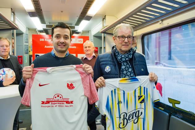 Vereinsvertreter der Auslosung mit Trikots: Tuerkspor Neu-Ulm re: SSV Ehingen. Sued GER, Stuttgart, Auslosung für die Viertelfinal- und Halbfinal-Partien im DB Regio-wfv-Pokal der Herren 2022 23, 20.01.2023, Hauptbahnhof Stuttgart. Gleis 1 in einem Elektrotriebwagen der Baureihe 442 von Bombardier, der üblicherweise auf der Gäu- bzw. Murrbahn verkehrt. GER, Stuttgart, DB Regio-wfv-Pokal der Herren 2022 23 Copyright: xSandyxDinkelackerx EP_SDR