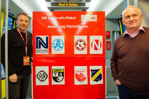 Auslosungen Tafel mit Ergebnissen li: Heiner Bausmeister (Pressesprecher wfv) re: Harald Mueller (wfv-Spielausschuss- Vorsitzender) GER, Stuttgart, Auslosung für die Viertelfinal- und Halbfinal-Partien im DB Regio-wfv-Pokal der Herren 2022 23, 20.01.2023, Hauptbahnhof Stuttgart. Gleis 1 in einem Elektrotriebwagen der Baureihe 442 von Bombardier, der üblicherweise auf der Gäu- bzw. Murrbahn verkehrt. GER, Stuttgart, DB Regio-wfv-Pokal der Herren 2022 23 Copyright: xSandyxDinkelackerx EP_SDR