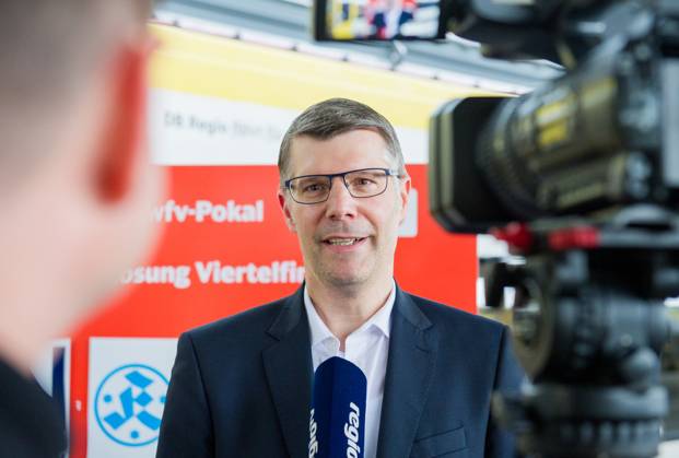 Matthias Schoeck (wfv-Praesident ) im Interview GER, Stuttgart, Auslosung für die Viertelfinal- und Halbfinal-Partien im DB Regio-wfv-Pokal der Herren 2022 23, 20.01.2023, Hauptbahnhof Stuttgart. Gleis 1 in einem Elektrotriebwagen der Baureihe 442 von Bombardier, der üblicherweise auf der Gäu- bzw. Murrbahn verkehrt. GER, Stuttgart, DB Regio-wfv-Pokal der Herren 2022 23 Copyright: xSandyxDinkelackerx EP_SDR