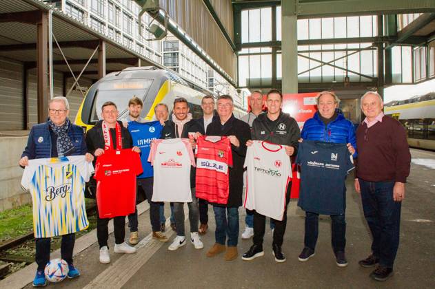 Mannschaftsvertreter mit Mitte: Matthias Schoeck (wfv-Praesident )und re: Harald Mueller (wfv-Spielausschuss- Vorsitzender) GER, Stuttgart, Auslosung für die Viertelfinal- und Halbfinal-Partien im DB Regio-wfv-Pokal der Herren 2022 23, 20.01.2023, Hauptbahnhof Stuttgart. Gleis 1 in einem Elektrotriebwagen der Baureihe 442 von Bombardier, der üblicherweise auf der Gäu- bzw. Murrbahn verkehrt. GER, Stuttgart, DB Regio-wfv-Pokal der Herren 2022 23 Copyright: xSandyxDinkelackerx EP_SDR