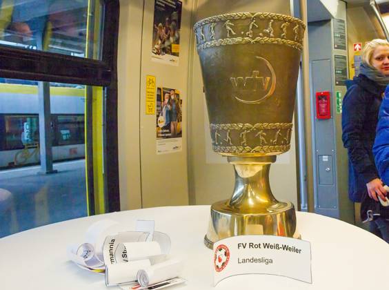 Feature: wfv-Pokal Auslosung erfolgte in einem Triebwagen der Deutschen Bahn GER, Stuttgart, Auslosung für die Viertelfinal- und Halbfinal-Partien im DB Regio-wfv-Pokal der Herren 2022 23, 20.01.2023, Hauptbahnhof Stuttgart. Gleis 1 in einem Elektrotriebwagen der Baureihe 442 von Bombardier, der üblicherweise auf der Gäu- bzw. Murrbahn verkehrt. GER, Stuttgart, DB Regio-wfv-Pokal der Herren 2022 23 Copyright: xSandyxDinkelackerx EP_SDR