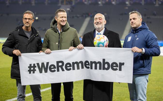 Berlin, 24.01.2023, Fussball, Bundesliga, 17. Spieltag, Hertha BSC - VfL Wolfsburg, Olympiastadion. Fredi Bobic (l), Geschaeftsfuehrer von Hertha BSC, und Herthas Praesident Kay Bernstein (r) mit einem Banner mit Schriftzug: WeRemember zum Anlass des internationalen Holocaust-Gedenktages. DFL regulations and DFB regulations prohibit any use of photographs as image sequences and or quasi-video, Foto: Andreas Gora Hertha BSC - VfL Wolfsburg