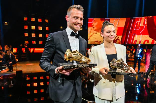 GOUDEN SCHOEN Simon Mignolet and Nicky Evrard are the best Belgian soccer players in 2022 and wins the Gouden Schoen trophy pictured during the 69 th men edition of the Goldens Shoe Award ceremony and the 7 th Women s edition. The Golden Shoe , Gouden Schoen , Soulier dOr is an award for the best soccer player of the Belgian Jupiler Pro League championship during the year 2022. The female award is for the best Belgian female player of 2022. On Wednesday 25 January 2023 in Antwerp , BELGIUM . PHOTO SPORTPIX David Catry Antwerp Antwerp Expo Antwerp BELGIUM  Copyright: xSportpix.bex xDavidxCatryxDavidxCatryx