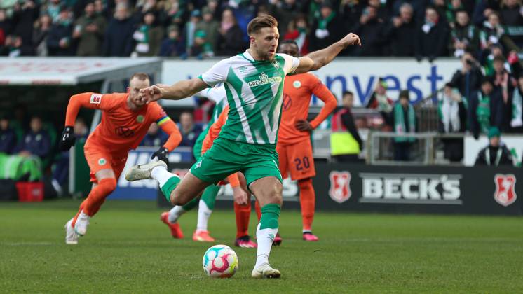 v.li.: Torschütze Niclas Füllkrug (SV Werder Bremen, 11) beim Elfmeter, Strafstoß, erzielt das Tor zum 1:0, Treffer, Highlight, Torerfolg , DIE DFL-RICHTLINIEN UNTERSAGEN JEGLICHE NUTZUNG VON FOTOS ALS SEQUENZBILDER UND ODER VIDEOA?HNLICHE FOTOSTRECKEN. DFL REGULATIONS PROHIBIT ANY USE OF PHOTOGRAPHS AS IMAGE SEQUENCES AND OR QUASI-VIDEO., 28.01.2023, Bremen (Deutschland), Fussball, Bundesliga, SV Werder Bremen - VfL Wolfsburg
