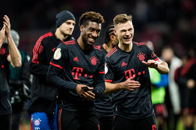 Sport Bilder des Tages DFB Pokal Achtelfinale, 1. FSV Mainz 05 - FC Bayern Muenchen; 01.02.2023 Kingsley Coman (FC Bayern Muenchen, 11) und Joshua Kimmich (FC Bayern Muenchen, 6) lachen klatschend DFB Pokal Achtelfinale, 1. FSV Mainz 05 - FC Bayern Muenchen, Mainz, MEWA ARENA DFL REGULATIONS PROHIBIT ANY USE OF PHOTOGRAPHS AS IMAGE SEQUENCES AND OR QUASI-VIDEO. Copyright: xBEAUTIFULxSPORTS Wunderlx