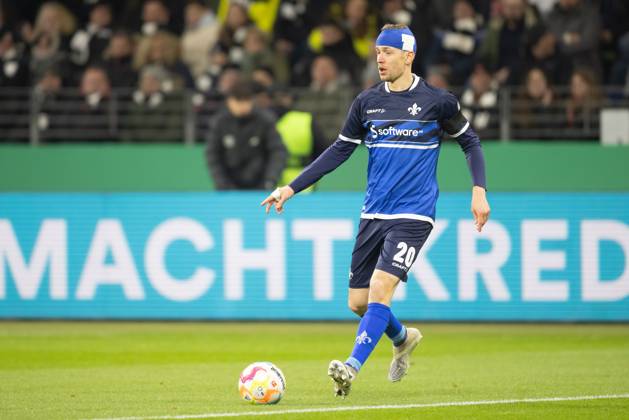 Eintracht Frankfurt - SV Darmstadt 98, DFB-Pokal Jannik Müller (Darmstadt, 20). DFB-Pokalspiel zwischen Eintracht Frankfurt und dem SV Darmstadt 98 am 7. Februar 2023 im Deutsche Bank Park in Frankfurt am Main. Nach Vorgaben der DFL, Deutsche Fußball Liga, ist es untersagt, in dem Stadion und oder vom Spiel angefertigte Fotoaufnahmen in Form von Sequenzbildern und oder videoähnlichen Fotostrecken zu verwerten bzw. verwerten zu lassen., Frankfurt am Main Hessen Deutschland Deutsche Bank Park