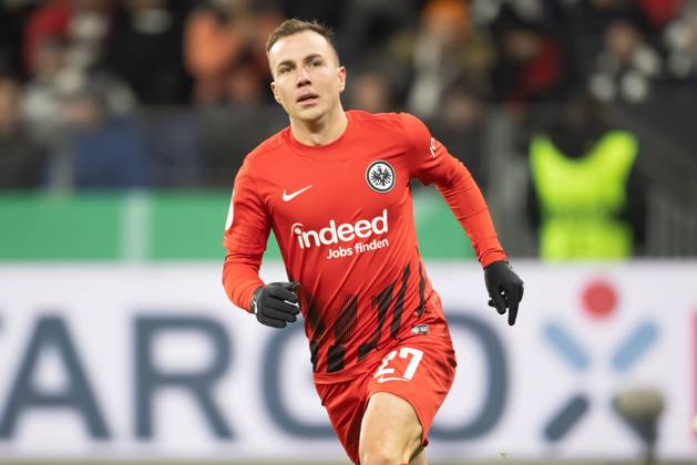 Eintracht Frankfurt - SV Darmstadt 98, DFB-Pokal Mario Götze (Eintracht Frankfurt, 27). DFB-Pokalspiel zwischen Eintracht Frankfurt und dem SV Darmstadt 98 am 7. Februar 2023 im Deutsche Bank Park in Frankfurt am Main. Nach Vorgaben der DFL, Deutsche Fußball Liga, ist es untersagt, in dem Stadion und oder vom Spiel angefertigte Fotoaufnahmen in Form von Sequenzbildern und oder videoähnlichen Fotostrecken zu verwerten bzw. verwerten zu lassen., Frankfurt am Main Hessen Deutschland Deutsche Bank Park