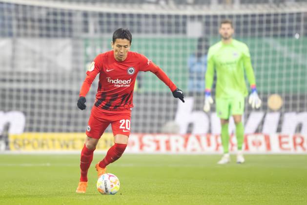 Eintracht Frankfurt - SV Darmstadt 98, DFB-Pokal Makoto Hasebe (Eintracht Frankfurt, 20). DFB-Pokalspiel zwischen Eintracht Frankfurt und dem SV Darmstadt 98 am 7. Februar 2023 im Deutsche Bank Park in Frankfurt am Main. Nach Vorgaben der DFL, Deutsche Fußball Liga, ist es untersagt, in dem Stadion und oder vom Spiel angefertigte Fotoaufnahmen in Form von Sequenzbildern und oder videoähnlichen Fotostrecken zu verwerten bzw. verwerten zu lassen., Frankfurt am Main Hessen Deutschland Deutsche Bank Park