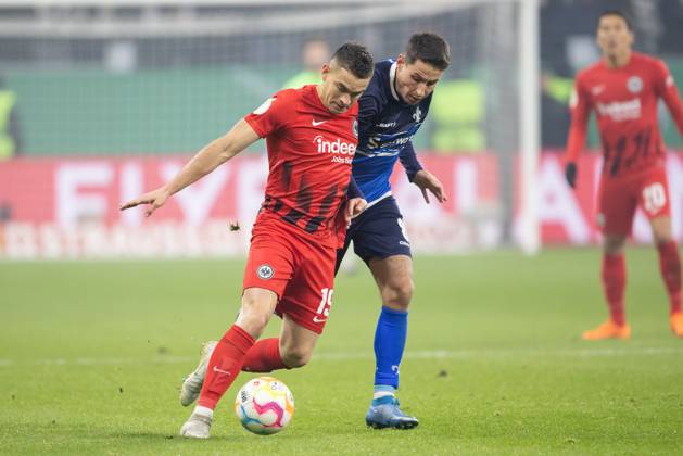 Eintracht Frankfurt - SV Darmstadt 98, DFB-Pokal Rafael Santos Borrà , Borre (Eintracht Frankfurt, 19) gegen Fabian Schnellhardt (Darmstadt, 8). DFB-Pokalspiel zwischen Eintracht Frankfurt und dem SV Darmstadt 98 am 7. Februar 2023 im Deutsche Bank Park in Frankfurt am Main. Nach Vorgaben der DFL, Deutsche Fußball Liga, ist es untersagt, in dem Stadion und oder vom Spiel angefertigte Fotoaufnahmen in Form von Sequenzbildern und oder videoähnlichen Fotostrecken zu verwerten bzw. verwerten zu lassen., Frankfurt am Main Hessen Deutschland Deutsche Bank Park