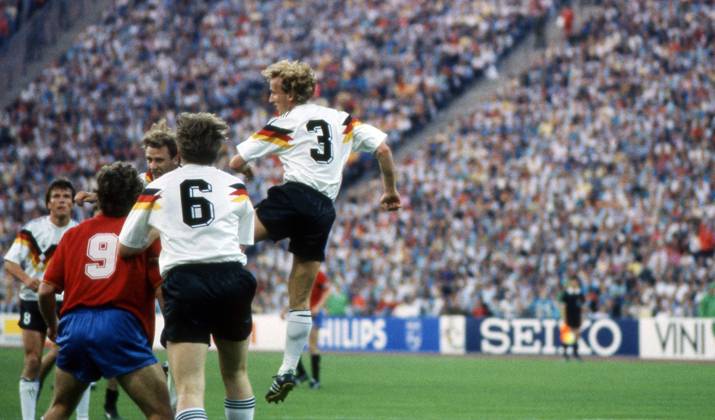 17.06.88 Deutschland - Spanien Deutschland, München, 17.06.1988, Fussball, Europameisterschaft EM 1988 in Deutschland, Deutschland - Spanien (2:0): Andreas Brehme (Deutschland).