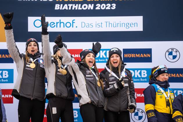 230219 gold medalists Lisa Vittozzi, Hannah Auchentaller, Dorothea Wierer and Samuela Comola of Italy celebrate after the medal ceremony for Women s 4x6 km Relay during the IBU Biathlon World Championships on February 19, 2023 in Oberhof. Photo: Mathias Bergeld BILDBYRAN kod MB MB0560 skidskytte biathlon skiskyting skidskytte-vm vm ibu world championships biathlon world championships day 12 bbeng dam women kvinner masstart mass start Copyright: MATHIASxBERGELD BB230219MB180